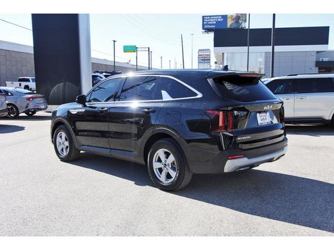 Certified 2025 Kia Sorento LX image 5