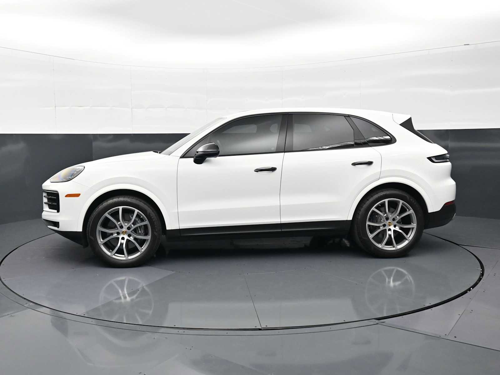 Certified 2024 Porsche Cayenne AWD/4WD image 2