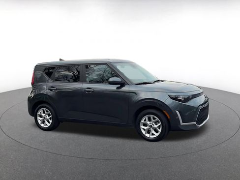 Used 2025 Kia Soul LX w/ LX Technology Package image 2