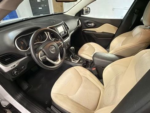Used 2017 Jeep Cherokee Sport AWD/4WD image 16