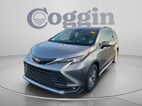 Used 2026 Toyota Sienna XLE FWD image 1
