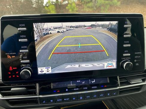 Used 2021 Toyota Sienna Limited image 15