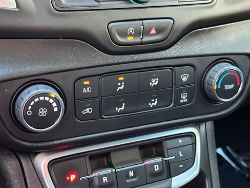 Used 2024 GMC Terrain SLE image 24