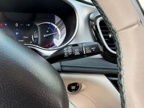 Used 2018 Chrysler Pacifica Limited image 21