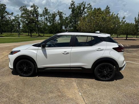 Used 2023 Nissan Kicks SR w/ SR Premium Package FWD image 2