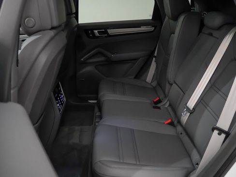 Certified 2023 Porsche Cayenne Platinum Edition image 16