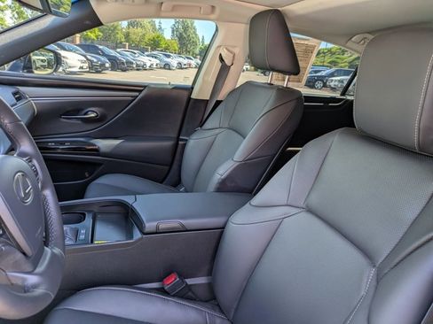 Used 2025 Lexus ES 300h w/ Premium Package image 18