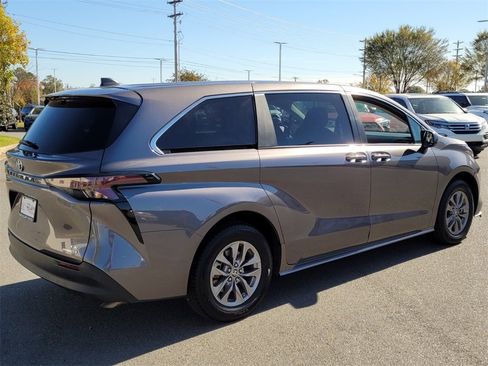 Used 2024 Toyota Sienna LE image 3