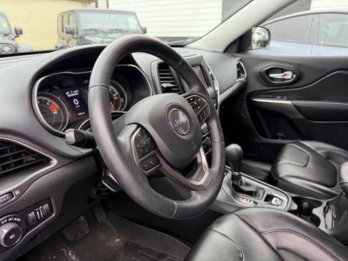 Used 2019 Jeep Cherokee Latitude Plus AWD/4WD image 16