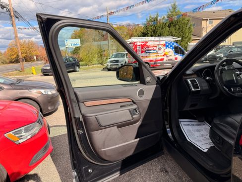 Used 2017 Land Rover Discovery HSE image 12