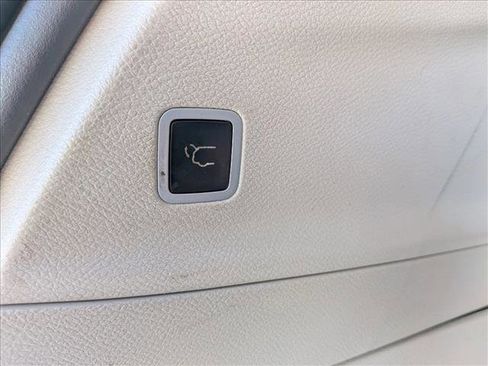 Used 2017 Chrysler Pacifica Touring-L FWD image 7