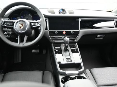 Certified 2025 Porsche Macan image 8