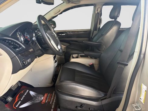 Used 2015 Chrysler Town & Country Touring-L w/ Driver Convenience Group FWD image 12