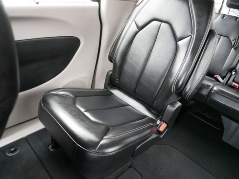 Certified 2024 Chrysler Pacifica Touring-L image 12