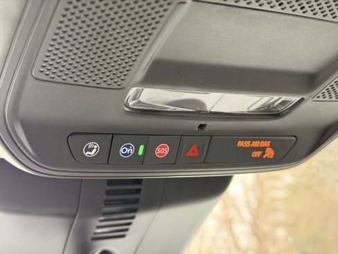 Used 2025 Chevrolet Traverse LT w/ Driver Confidence Package image 18