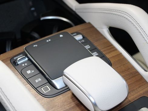 Used 2025 Mercedes-Benz GLS 450 4MATIC image 46