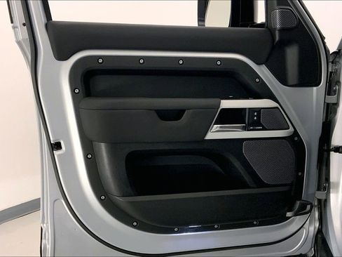 Used 2020 Land Rover Defender 110 SE image 24