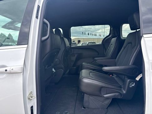 New 2027 Chrysler Pacifica Select AWD/4WD image 19