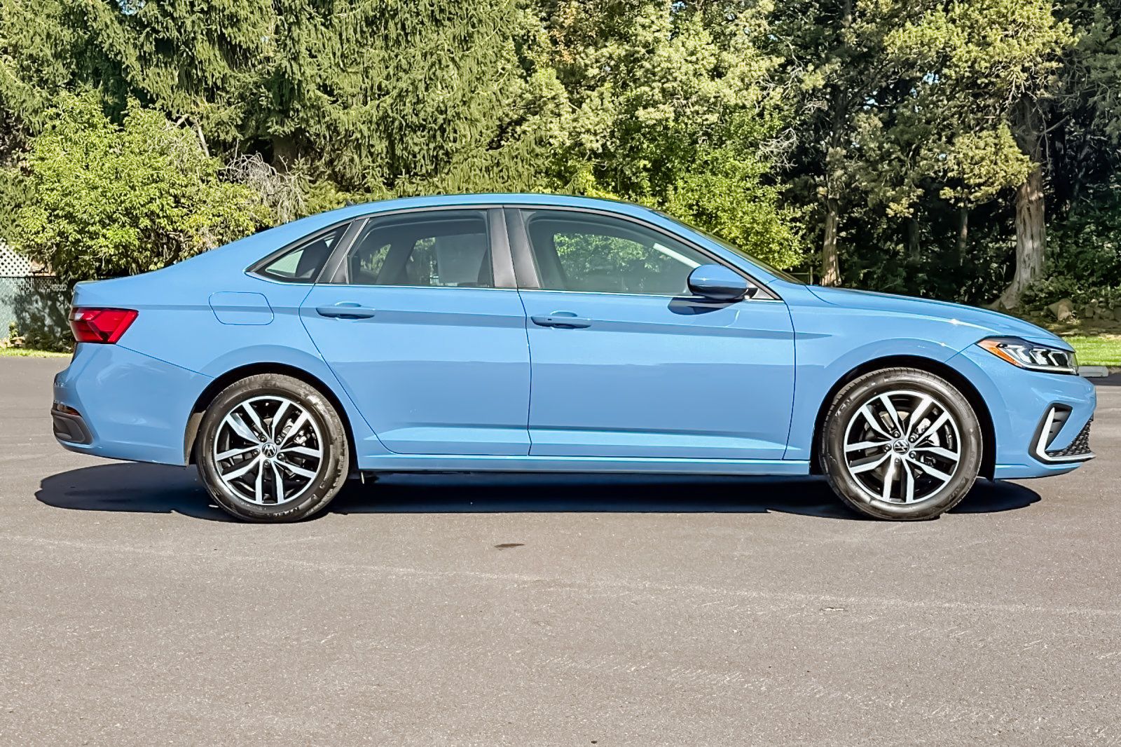 Used 2025 Volkswagen Jetta SE FWD image 3