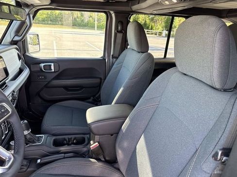 Used 2025 Jeep Wrangler Unlimited Sahara image 20