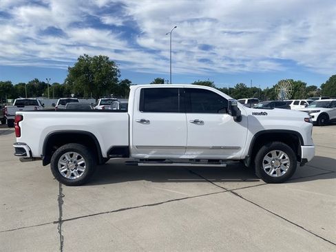 Used 2024 Chevrolet Silverado 2500 High Country w/ LPO, Dark Essentials Package AWD/4WD image 4