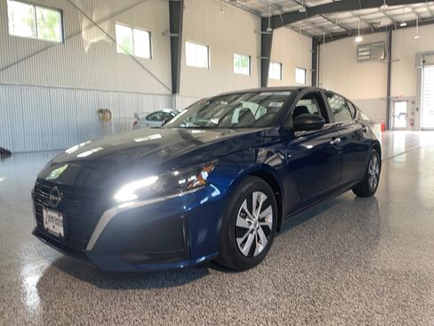 Used 2024 Nissan Altima 2.5 S FWD image 3