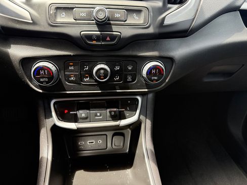 Used 2024 GMC Terrain SLE w/ Driver Convenience Package FWD image 13