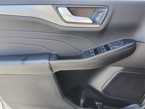 Used 2023 Ford Escape SE image 25