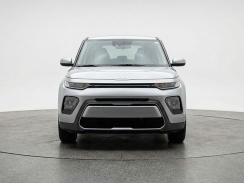 Used 2025 Kia Soul LX w/ LX Technology Package FWD image 2
