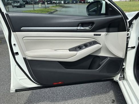 Used 2019 Nissan Altima 2.5 Platinum FWD image 18