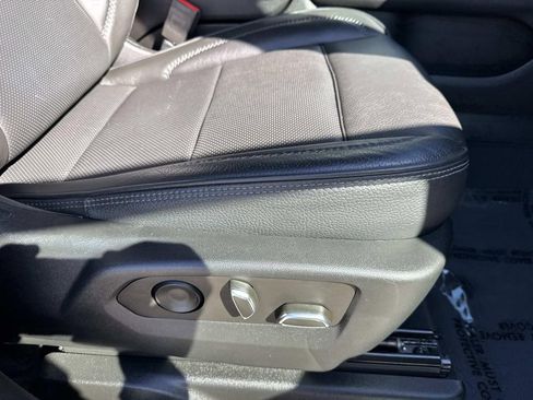 Used 2022 GMC Yukon XL Denali w/ Denali Premium Package image 12