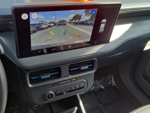 Certified 2025 Ford Maverick Lobo AWD/4WD image 25