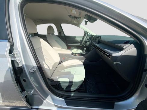 Used 2025 Hyundai Sonata SE FWD image 29