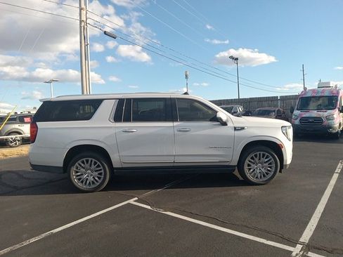 Used 2023 GMC Yukon XL Denali image 8