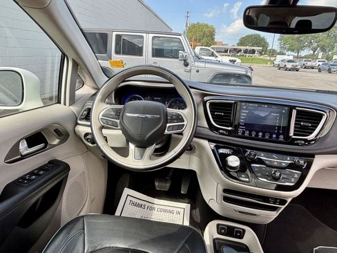 Used 2018 Chrysler Pacifica Limited FWD image 3