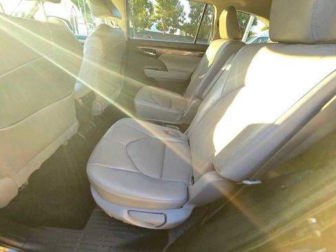 Used 2023 Toyota Highlander Platinum image 22