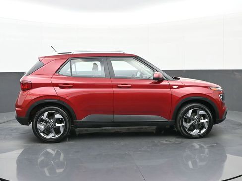 Used 2024 Hyundai Venue Limited image 3