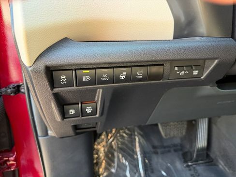 Used 2024 Toyota Sienna Platinum image 31