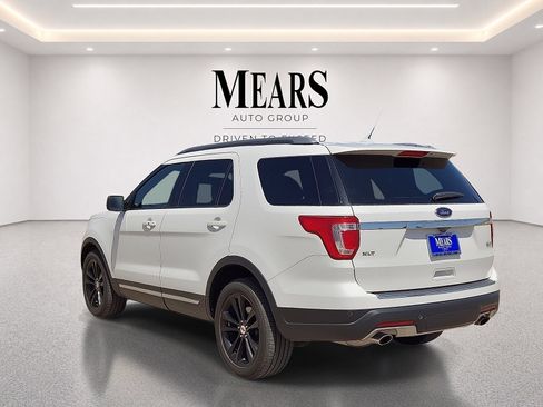 Used 2018 Ford Explorer XLT w/ Equipment Group 202A AWD/4WD image 3