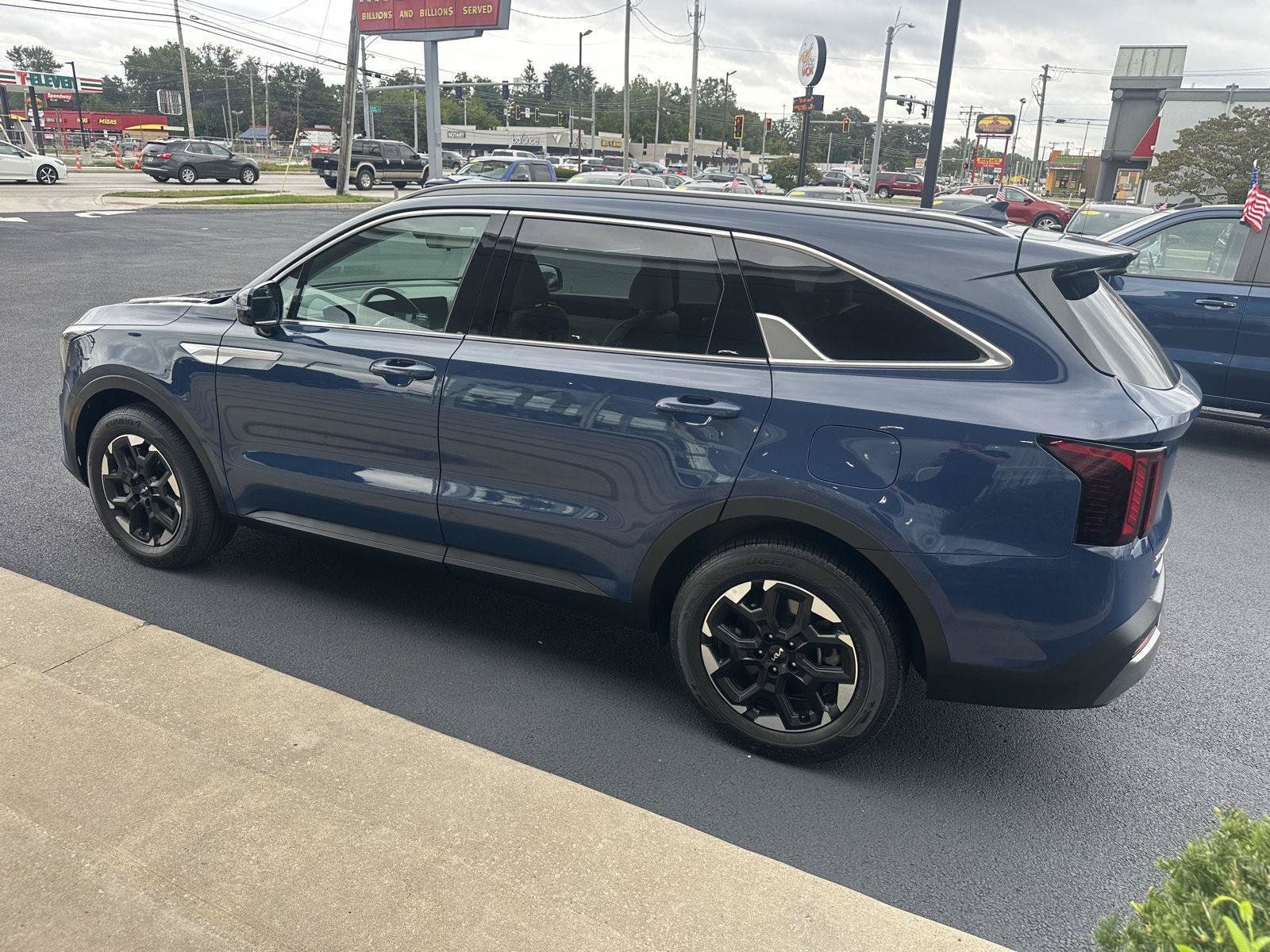Used 2025 Kia Sorento S FWD image 8