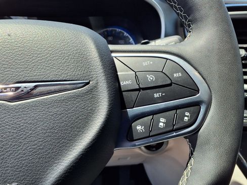 Used 2024 Chrysler Pacifica Touring-L FWD image 17