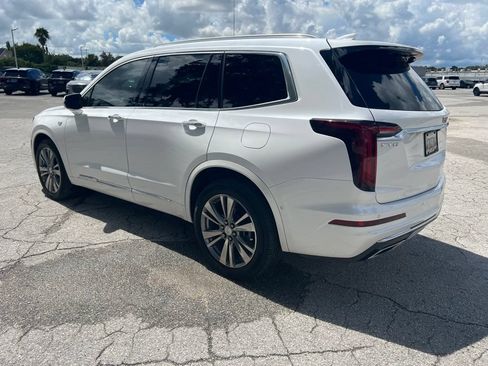 Used 2022 Cadillac XT6 Premium Luxury w/ Technology Package FWD image 4