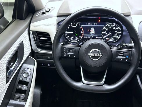 Used 2023 Nissan Rogue SV image 12