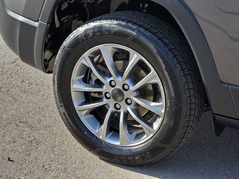 Used 2019 Jeep Cherokee Latitude Plus w/ Comfort/Convenience Group image 12