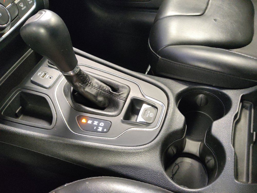 Used 2019 Jeep Cherokee Latitude Plus FWD image 26