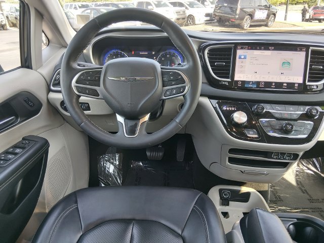 Used 2023 Chrysler Pacifica Touring-L FWD image 10