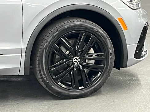 Certified 2022 Volkswagen Tiguan SE R-Line image 40