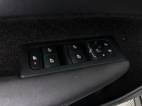 Used 2023 Volvo XC40 B5 Plus AWD/4WD image 24