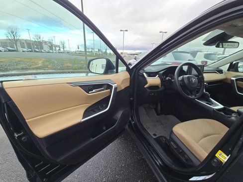 Used 2021 Toyota RAV4 XLE image 16