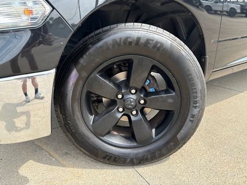 Used 2017 RAM 1500 Classic SLT AWD/4WD image 46